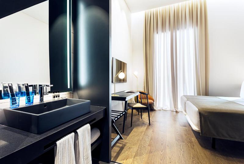 Double or Twin Room with View image 3
