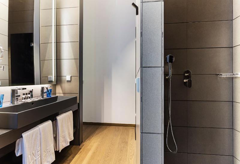 Standard Suite image 3