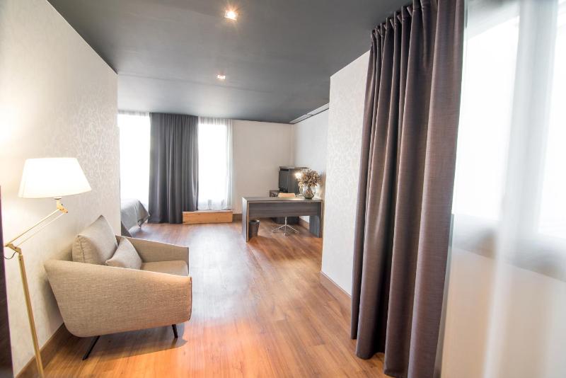 Double Room with Terrace image 3