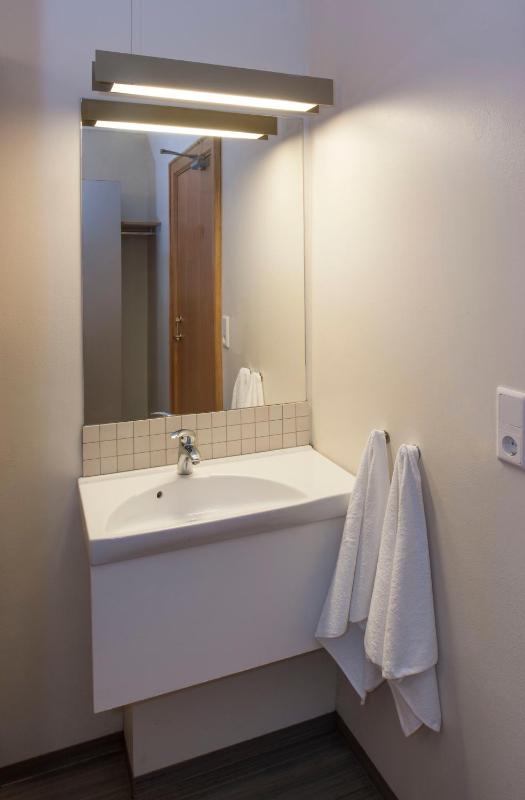 Twin Room with Shared Bathroom image 3