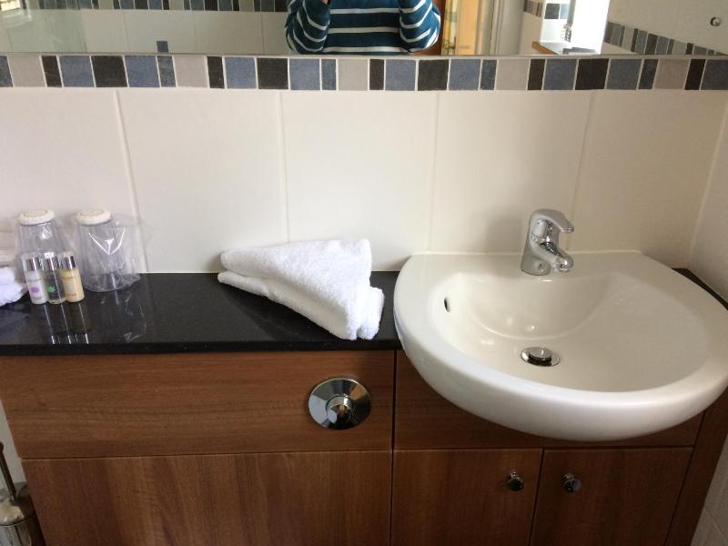Twin Room image 3