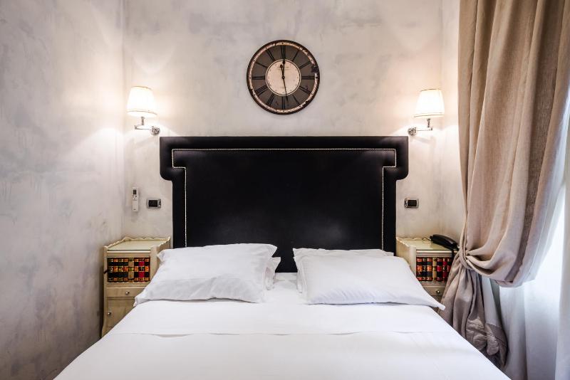 Deluxe Double Room image 2