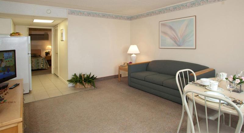Queen Suite with Poolside View image 2