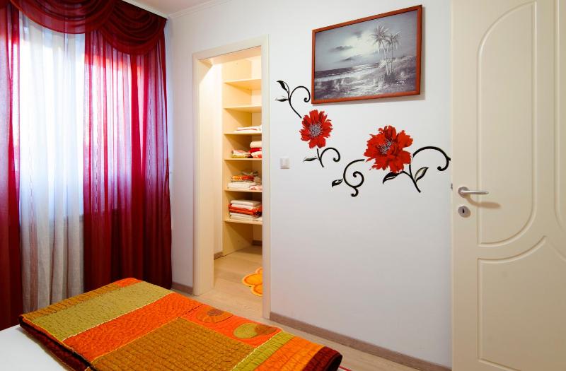 One-Bedroom Apartment image 4
