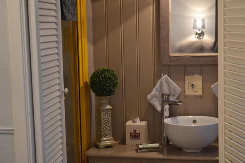 Twin Room image 3