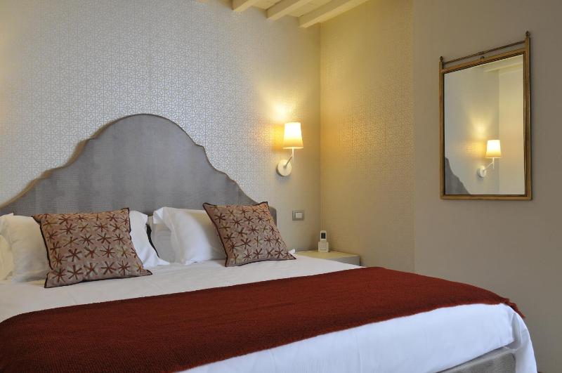 Deluxe Room image 2