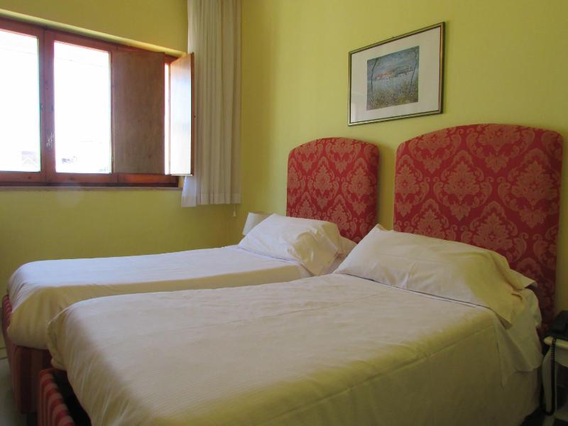 Twin Room image 3