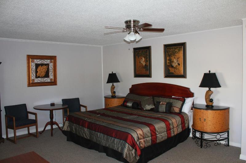 Deluxe King Room image 2