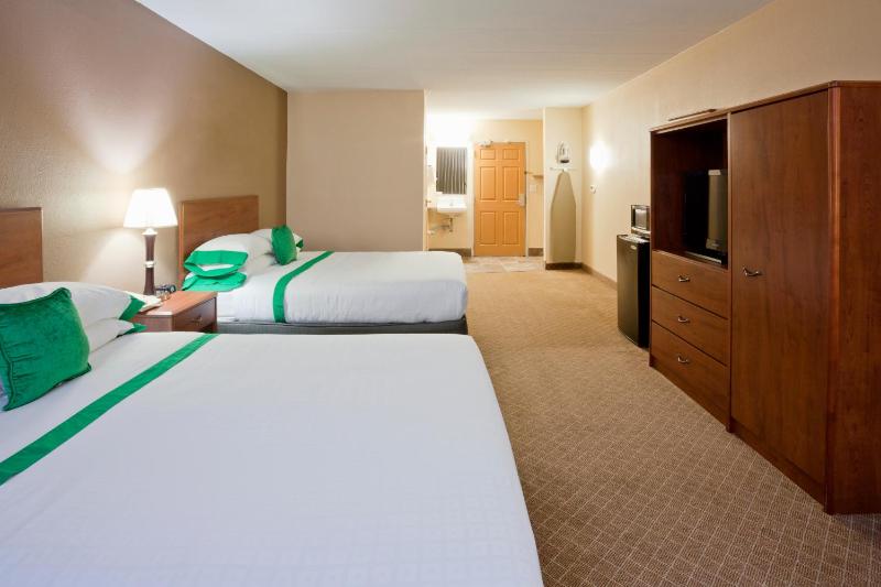 Standard 2 Queen Beds image 2