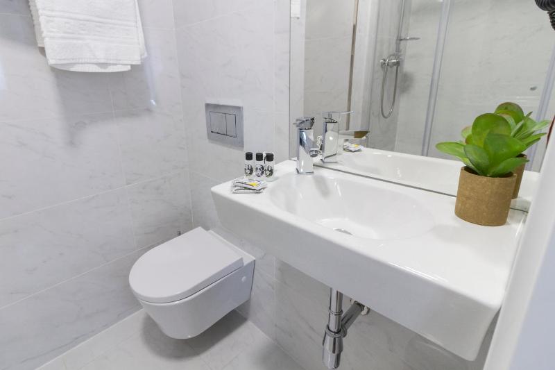 Double or Twin Room with Private Ensuite Bathroom image 3