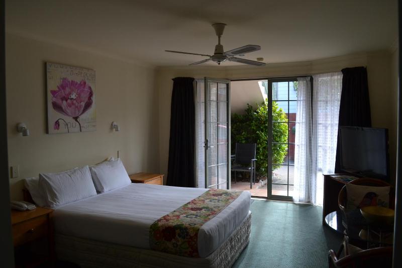 Colonial Lodge Motel - image 11