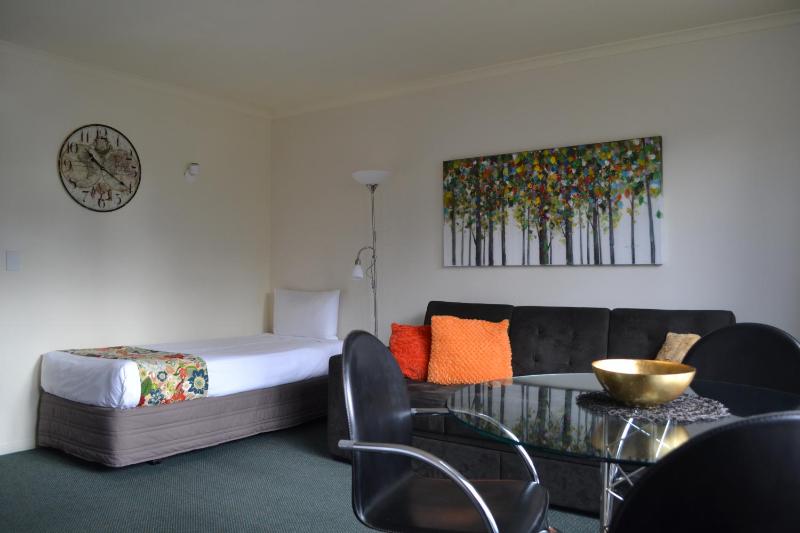 Colonial Lodge Motel - image 20
