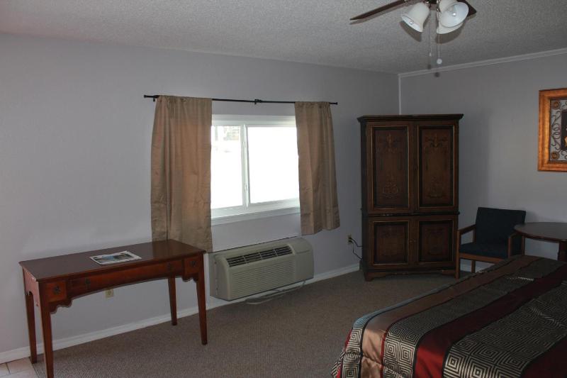 Deluxe King Room image 3