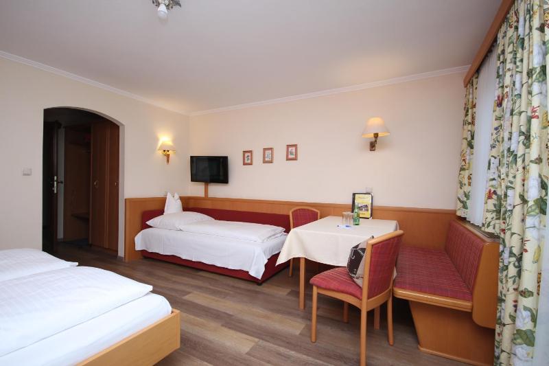 Triple Room with Balcony image 4