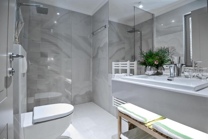 Double Room with Balcony image 4