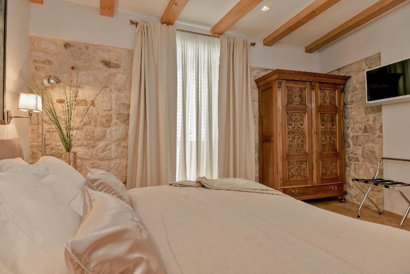 Double Room with Balcony image 3