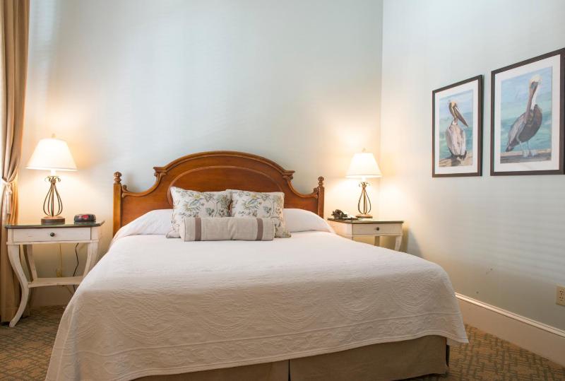 Standard King Room image 3