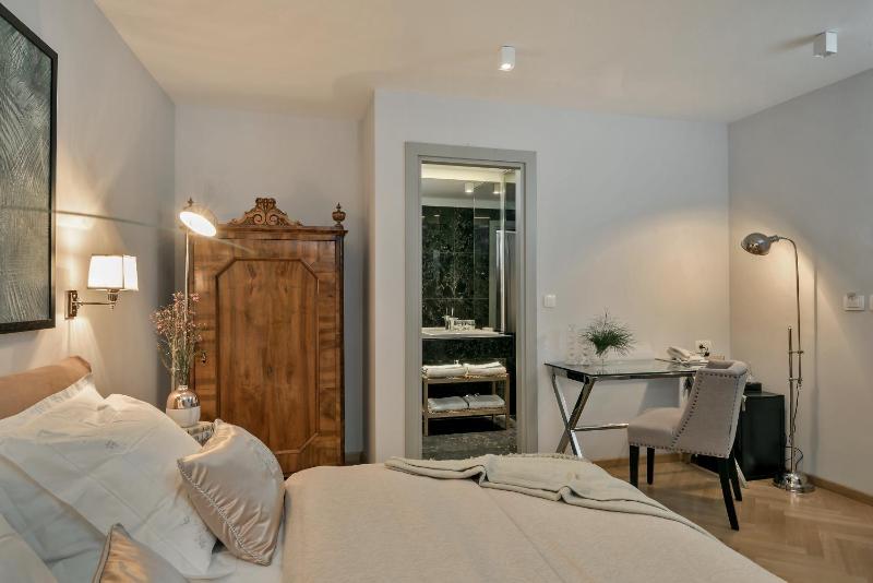 Double Room image 3