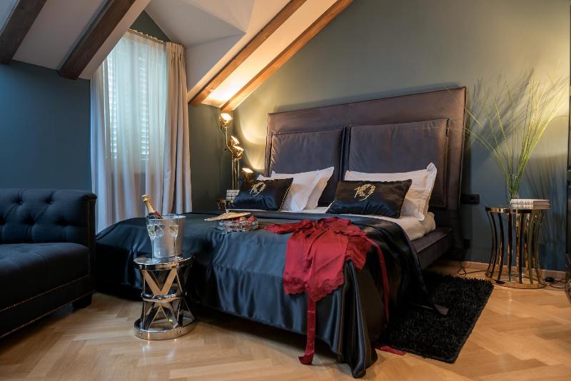Penthouse Suite with Spa Bath image 4