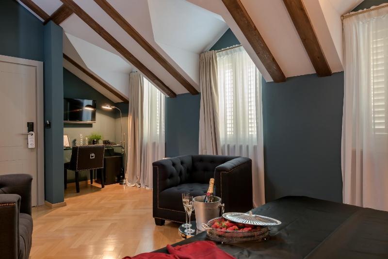 Penthouse Suite with Spa Bath image 3