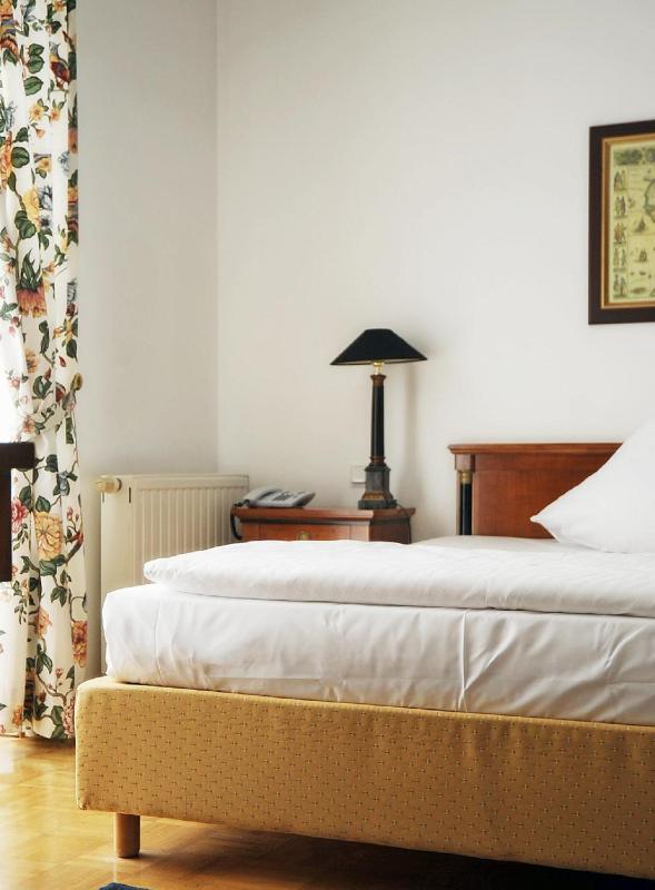 Queen Room image 2