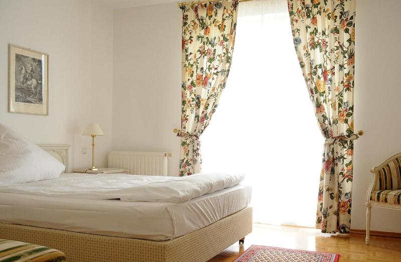 Queen Room image 3
