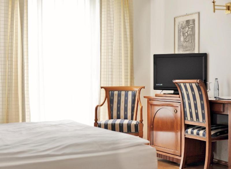 Queen Room image 4