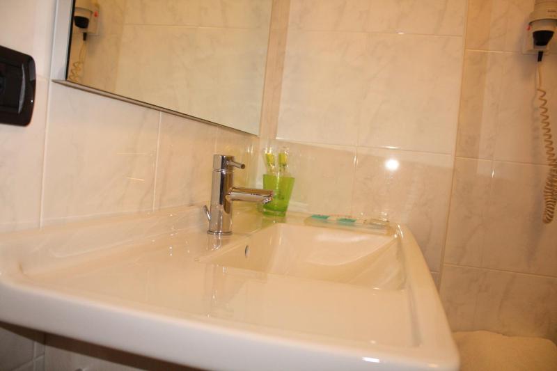 Single Room image 3