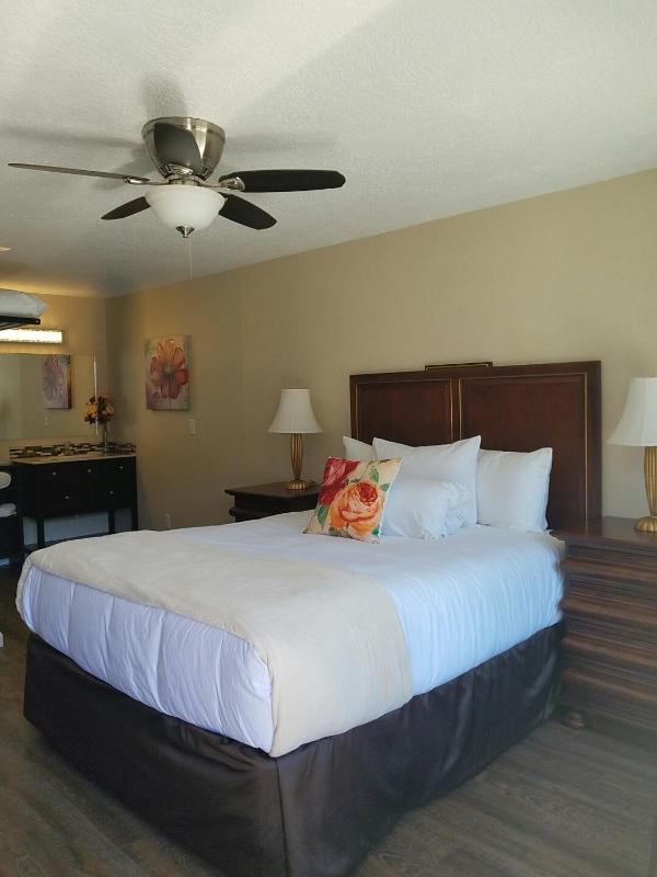 Queen Room image 2