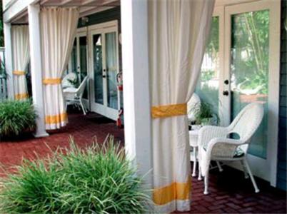 Queen Room with Pool View ( #105) image 4