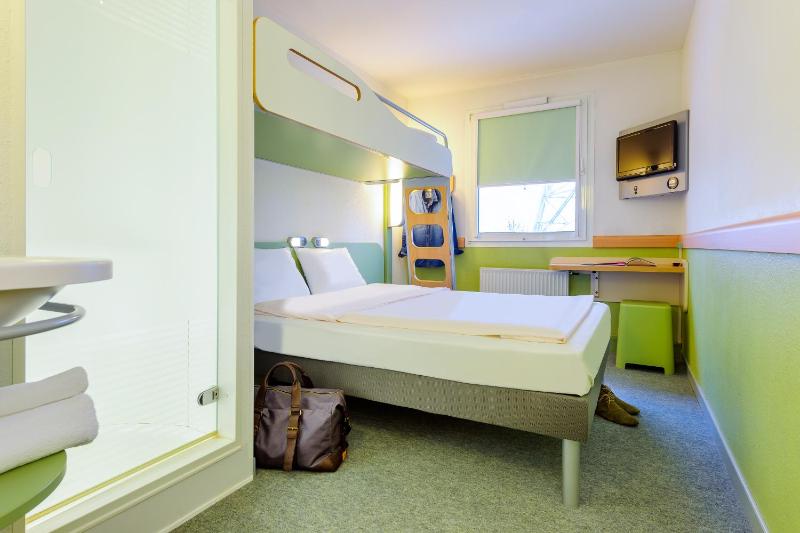 Triple Room with One Double Bed and One Bunk Bed image 3