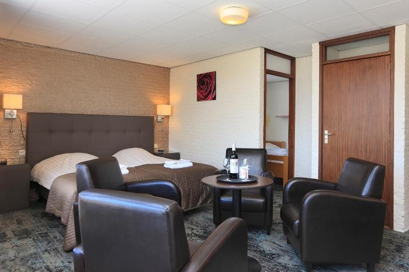 Quadruple Room with Garden View image 3