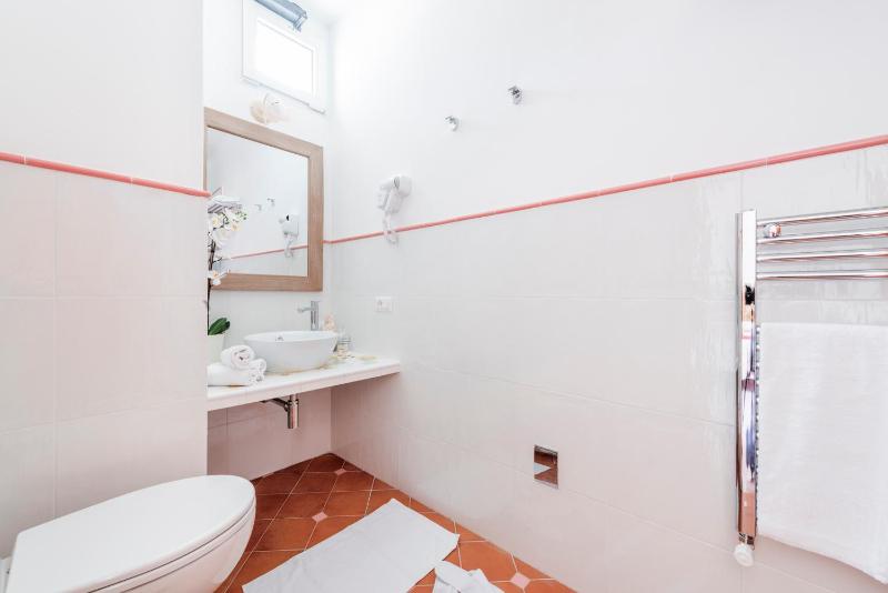 Superior Double or Twin Room with Sea View image 3