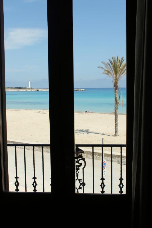 Double Room with Balcony and Sea View image 3