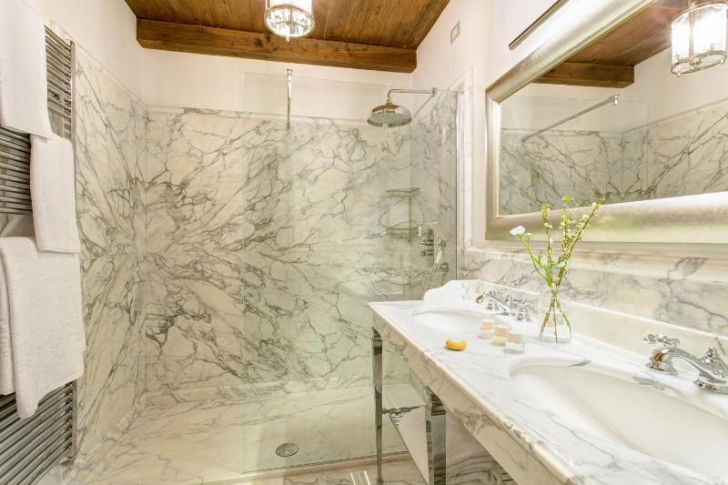 Executive Suite image 3