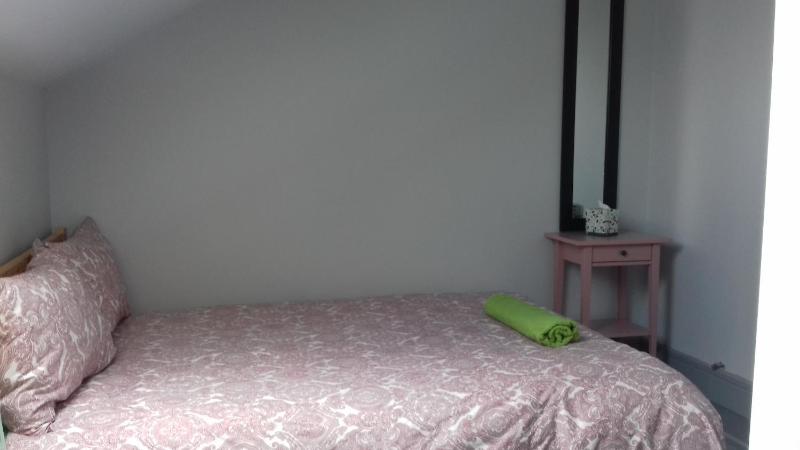 Economy Single Room with Shared Bathroom image 3