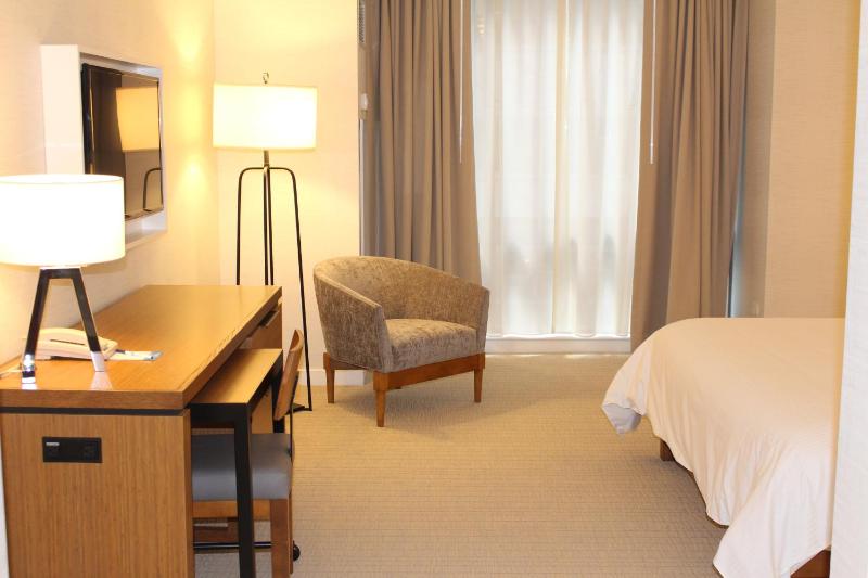 Deluxe King Room image 4