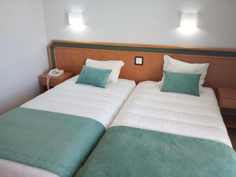 Twin Room image 4