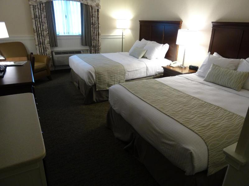 Standard Queen Room with Two Queen Beds image 2