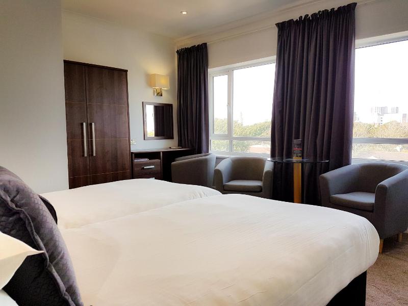 Standard King or Twin Room image 4