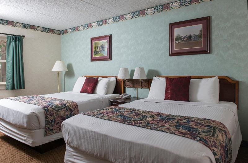 Standard Queen Room with Two Queen Beds image 4