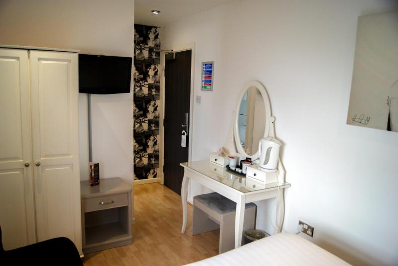 Compact Double Room image 4