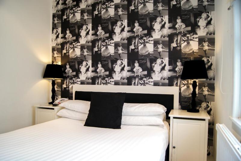 Compact Double Room image 3