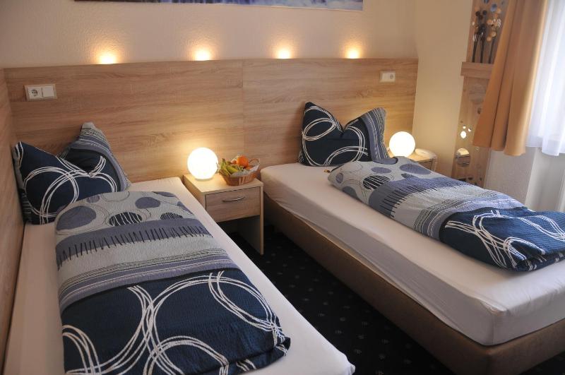 Small Twin Room image 4