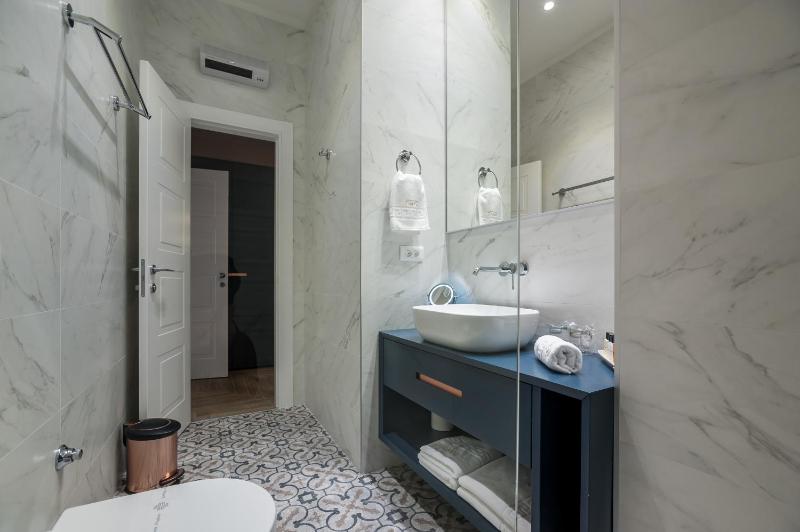 Deluxe Double Room with Bath image 3