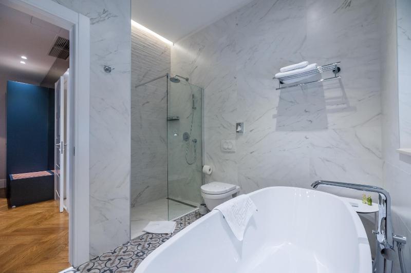 Deluxe Suite with Sea View image 2