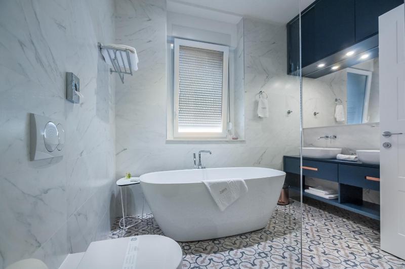 Deluxe Suite with Sea View image 3