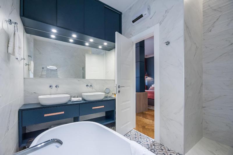 Deluxe Suite with Sea View image 4