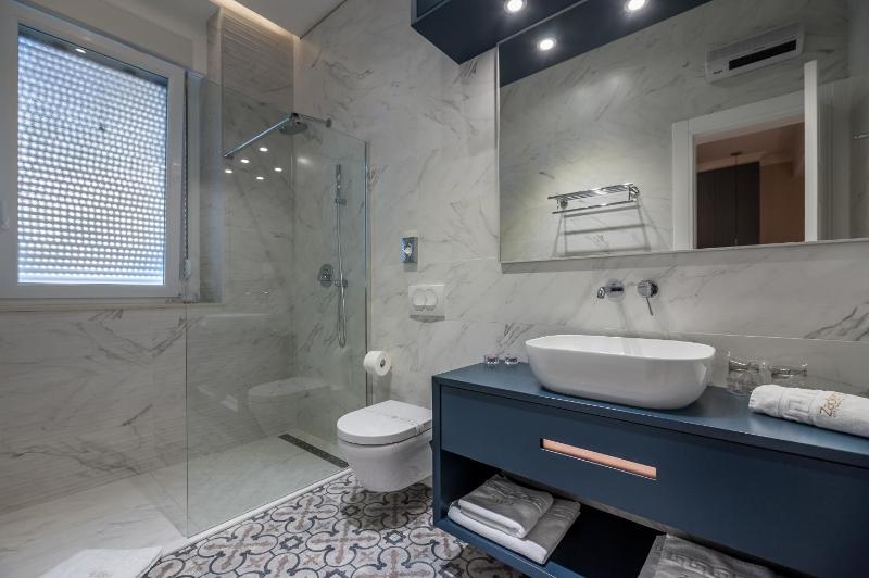 Deluxe Double Room with View image 4