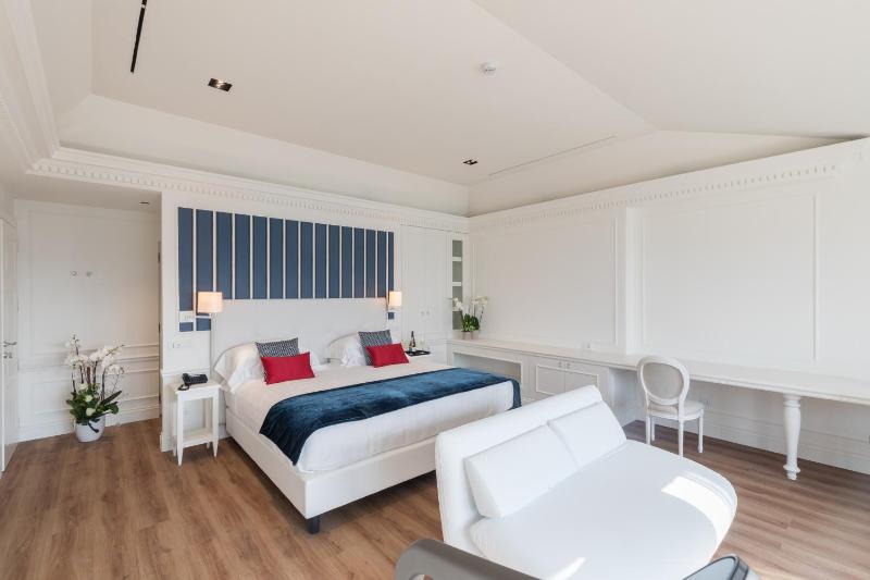 Junior Suite with Sea View image 4